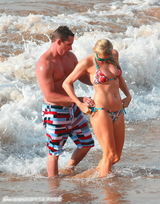 组图：希尔顿与男友鸳鸯浴 海滩戏水被搂蛮腰