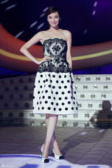 组图：吴佩慈宣布怀孕后亮相 脚踩高跟身材窈窕