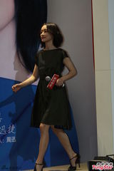 组图：周迅亮相上海优雅文静