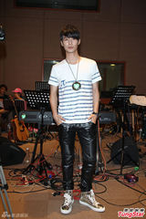 组图：严爵害羞不露人鱼线 女记者上阵验收