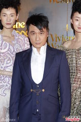 组图：吴尊当爸派红包 吴镇宇走秀范儿足获赞