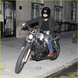 组图：米兰达时尚甜美 萌子调皮指狗仔镜头