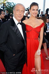 组图：C罗超模女友戛纳走秀展玉腿深沟