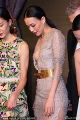 组图：舒淇性感捞金半球侧露 全程甜笑挽老总