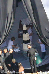 组图：话题女王金-卡戴珊结婚 林赛爆乳装到贺