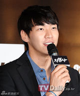 组图：姜至奂成宥利《车刑警》试映