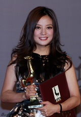 组图：金鸡百花节颁奖礼后台 众星亲吻奖杯