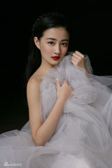 组图：徐璐抹胸婚纱酥胸微露 红唇颠覆清纯形象