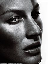 组图：邦臣登VOGUE封面 比基尼咸湿秀热辣胴体