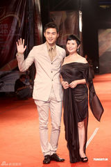 组图：亚太影展女星比美 侯佩岑温碧霞红毯争艳