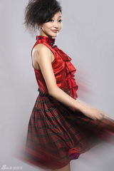 组图：桐溪最新写真彰显成熟性感之美