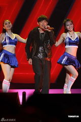 组图：周杰伦大秀吉他钢琴 与温岚合唱情歌