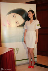 组图：小宋佳助阵护肤品代言 谢妈妈遗传好皮肤