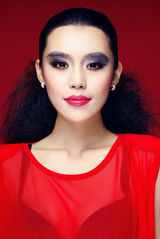 组图：女星韩丹彤新剧将播 拍摄中国红元素大片