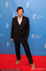 组图：里维斯亮相《肩并肩》发布会 电影节主席助阵
