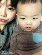 组图：韩脸赞情侣升格当父母 姐弟恋爸爸仅19岁