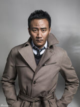 组图：硬汉胡军登开年封面  演绎伤痕真英雄