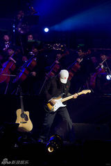 组图：崔健摇滚交响音乐会上演 经典老歌引爆全场