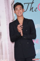 组图：金秀贤感动粉丝冒雨支持 望与周星驰见面