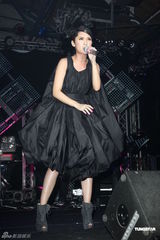 组图：杨丞琳个唱化身摇滚精灵 打造魔幻舞台