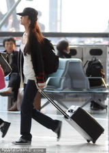 组图：汤唯紧身T恤小秀乳沟 与媒体打招呼玩亲民