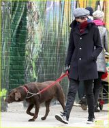 组图：安妮-海瑟薇独自出街遛狗 中性装扮低调