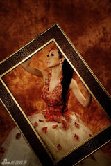 组图：芙蓉姐姐化身妩媚孔雀 装扮火红魅惑放电