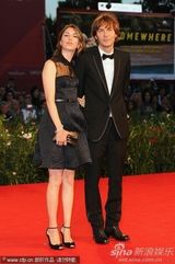 高清图：《在某处》首映  小范宁 露肩蓝裙宛若精灵