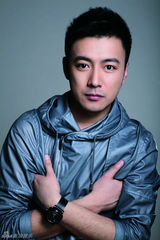 组图：《深白》剧照曝光 曹炳琨变身帅气小老板