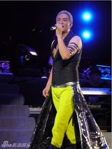 组图：吉杰西昌慈善演唱会 谭维维带病助阵