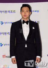 组图：百想红毯朴有天帅气 女星主打黑裙秀性感