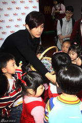 组图：炎亚纶幼儿园教钢琴 不排除将来当老师