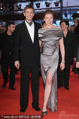 幻灯图集：电影《强盗》首映 男女主演拥吻爱意浓浓