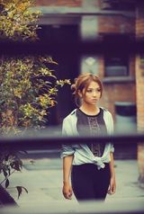 组图：沙滩宝贝杨谨拍时尚写真 清新不失优雅大方