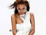 高清组图：碧昂丝三月杂志写真 白色泳装显性感身材
