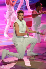 组图：比伯白衣献唱内衣秀 偷瞄超模小鹿乱撞