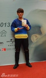 组图：杨宗纬上海签售新专辑场面温馨