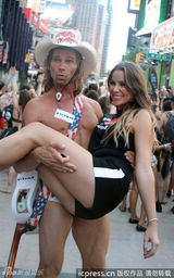 组图：美国内衣节街头狂欢 阿曼达妮可裸上身