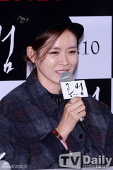 组图：孙艺珍新片《共犯》试映 混搭装扮个性