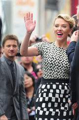 组图：斯嘉丽留名星光大道 杰瑞米-雷纳友情站台