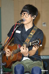 组图：卢广仲不畏台风彩排 郭采洁探班送补品