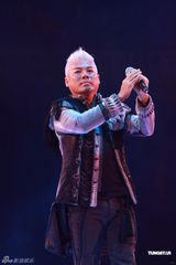 组图：巫启贤邰正宵红馆齐献唱 为灾民祈福