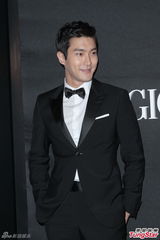 高清图：崔始源赞美章子怡 穿正装绅士儒雅