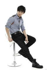 组图：成毅儒雅气质搭配牛仔新派写真