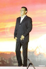 组图：姜文对妻子呵护有加 周韵与男模热聊晾老公