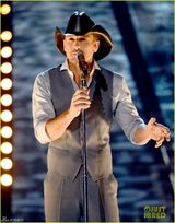 组图：米兰达笑傲乡村奖 泰勒携帅大叔献唱