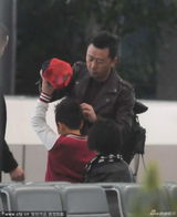 组图：石头获玩具机场狂奔流汗 郭涛贴心护子