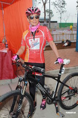 组图：邓兆尊兄妹参与单车赛 毛舜筠将再拍喜剧