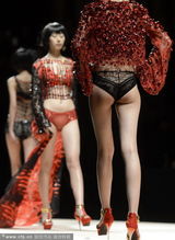 组图：中国内衣赛 嫩模穿薄纱秀臀春光无限