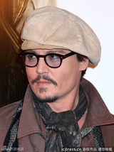 组图：约翰尼-德普亮相新片记者会 女主角花枝招展